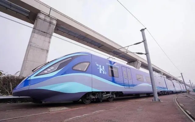 山東青島：全球首列氫能源市域列車配置“青島造”