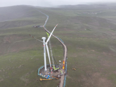 西藏首個100兆瓦風電項目完成全部的風機吊裝，有力保障居民冬季供暖和用電安全供應！